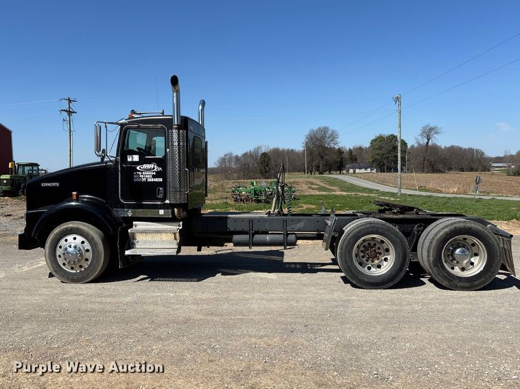 image for item DT0095 2004 Kenworth T800 semi truck