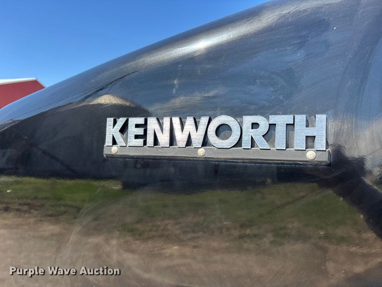 image for item DT0095 2004 Kenworth T800 semi truck