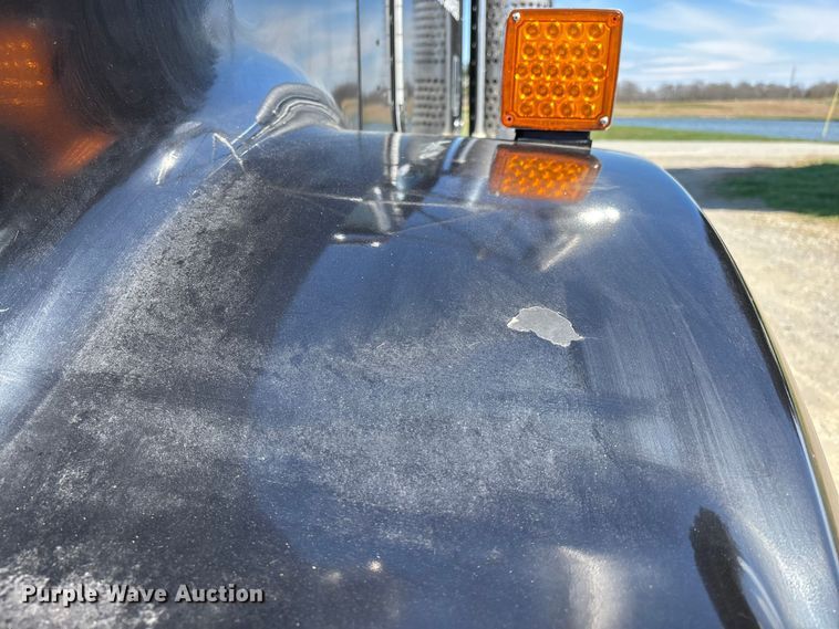 image for item DT0095 2004 Kenworth T800 semi truck