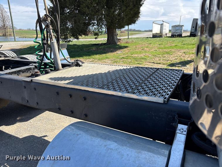 image for item DT0095 2004 Kenworth T800 semi truck