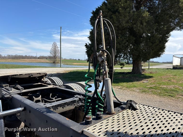 image for item DT0095 2004 Kenworth T800 semi truck