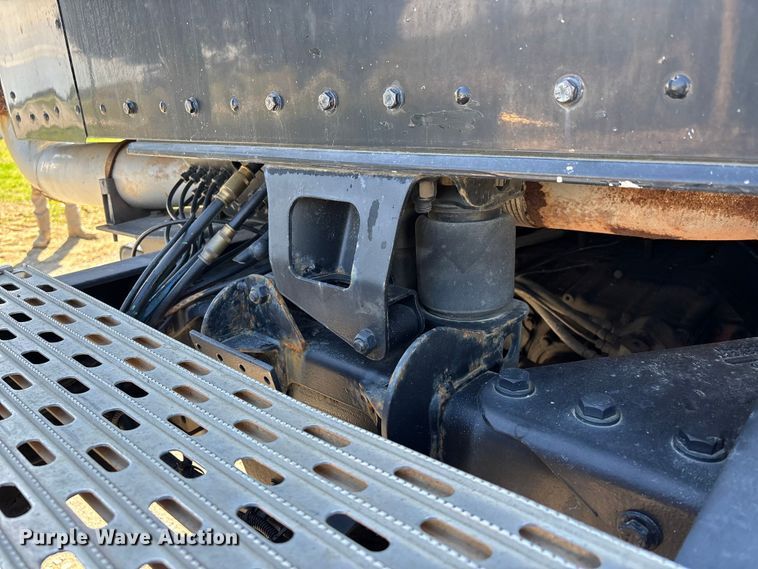 image for item DT0095 2004 Kenworth T800 semi truck