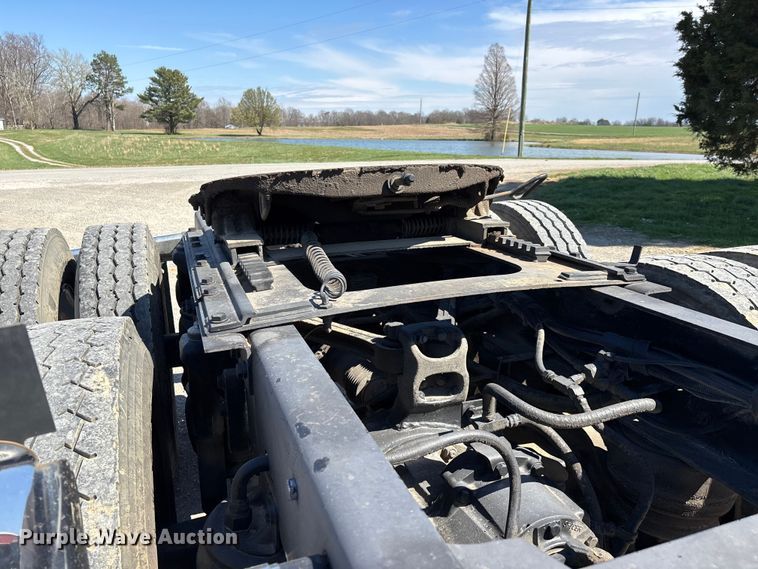 image for item DT0095 2004 Kenworth T800 semi truck