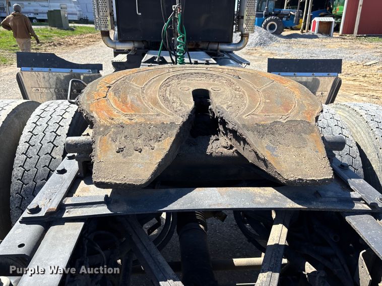 image for item DT0095 2004 Kenworth T800 semi truck