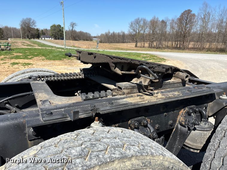 image for item DT0095 2004 Kenworth T800 semi truck