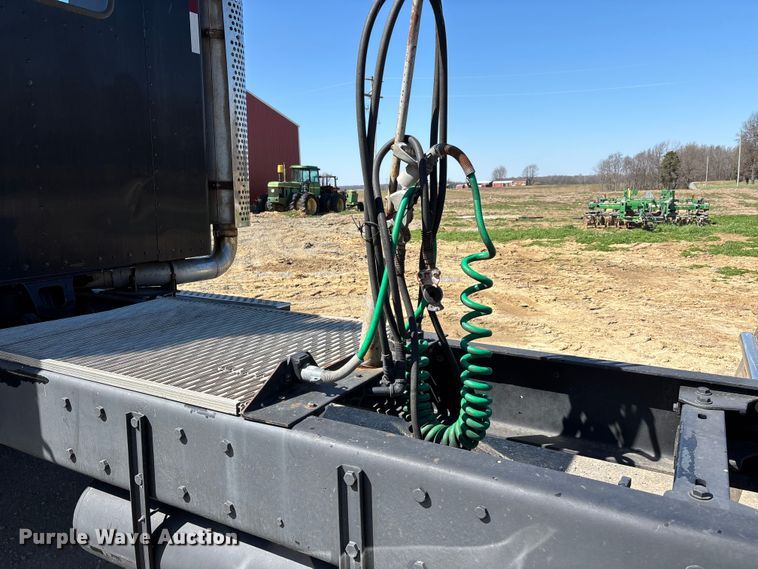 image for item DT0095 2004 Kenworth T800 semi truck