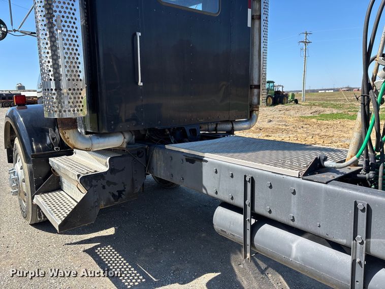 image for item DT0095 2004 Kenworth T800 semi truck