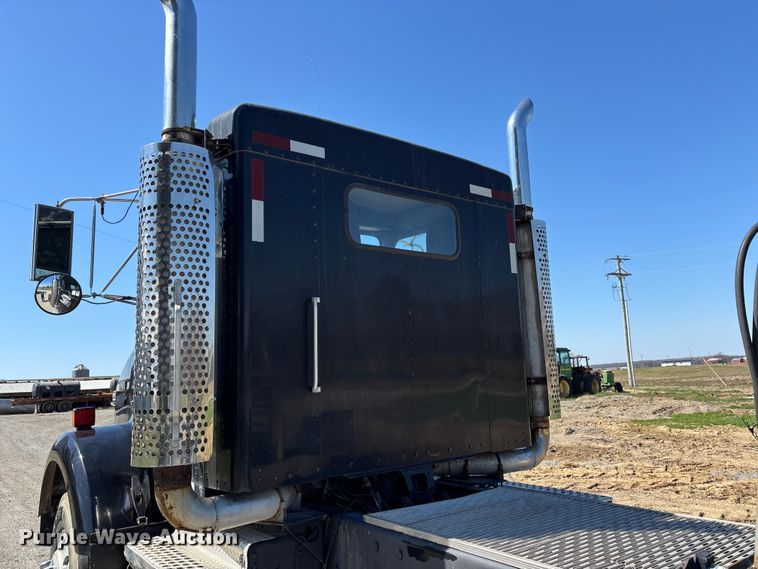 image for item DT0095 2004 Kenworth T800 semi truck