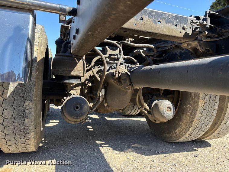 image for item DT0095 2004 Kenworth T800 semi truck