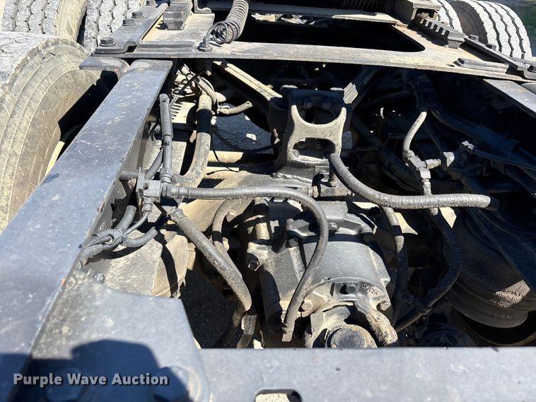 image for item DT0095 2004 Kenworth T800 semi truck