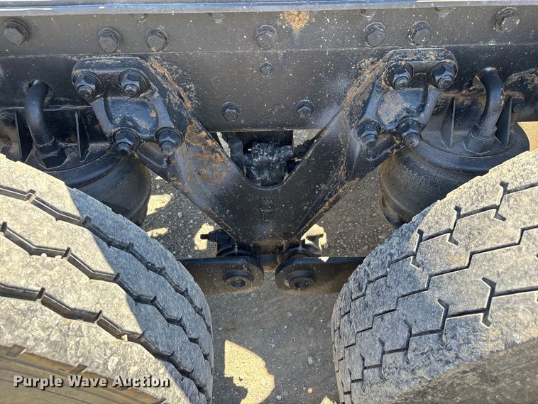 image for item DT0095 2004 Kenworth T800 semi truck