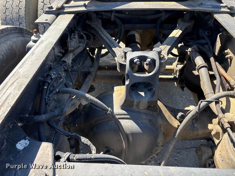 image for item DT0095 2004 Kenworth T800 semi truck