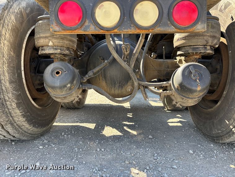 image for item DT0095 2004 Kenworth T800 semi truck