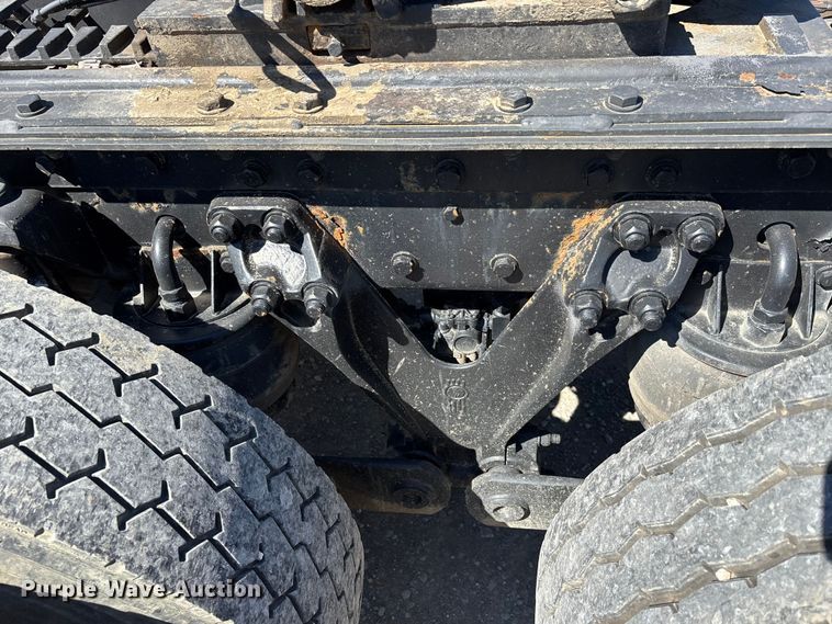 image for item DT0095 2004 Kenworth T800 semi truck