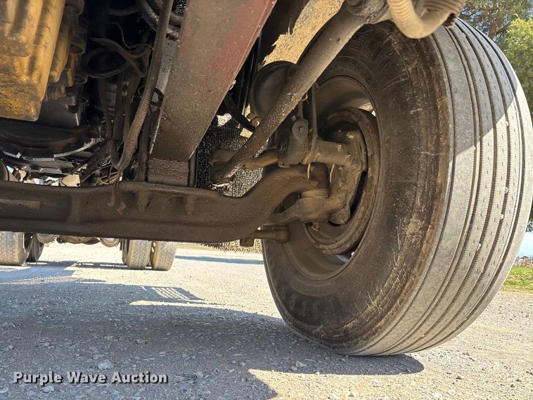 image for item DT0095 2004 Kenworth T800 semi truck