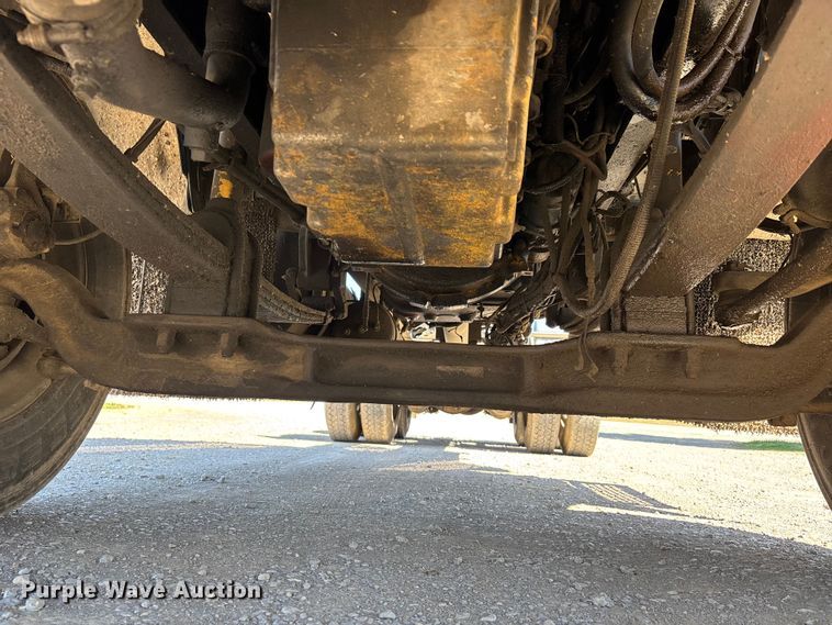 image for item DT0095 2004 Kenworth T800 semi truck