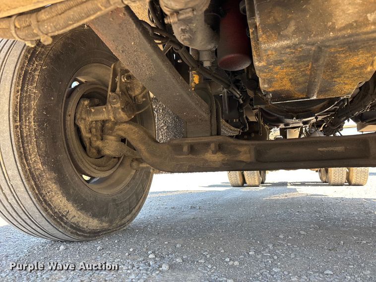 image for item DT0095 2004 Kenworth T800 semi truck