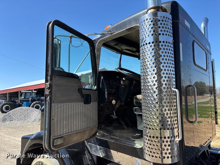 image for item DT0095 2004 Kenworth T800 semi truck