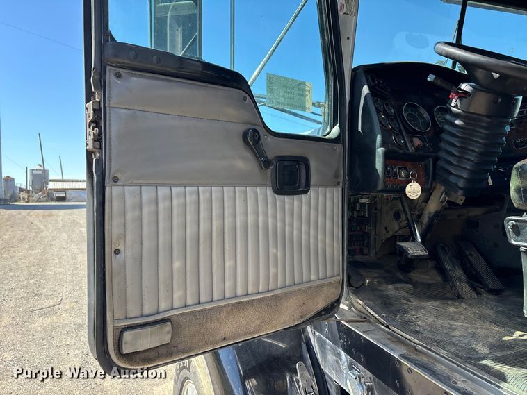 image for item DT0095 2004 Kenworth T800 semi truck