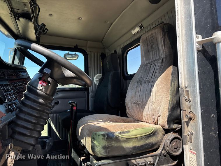 image for item DT0095 2004 Kenworth T800 semi truck