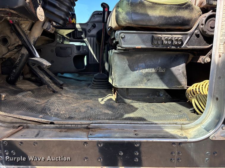 image for item DT0095 2004 Kenworth T800 semi truck