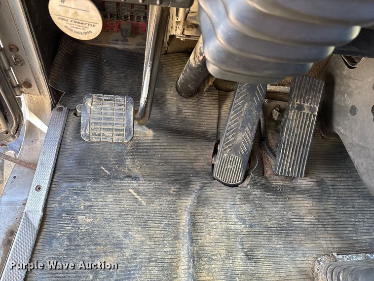 image for item DT0095 2004 Kenworth T800 semi truck