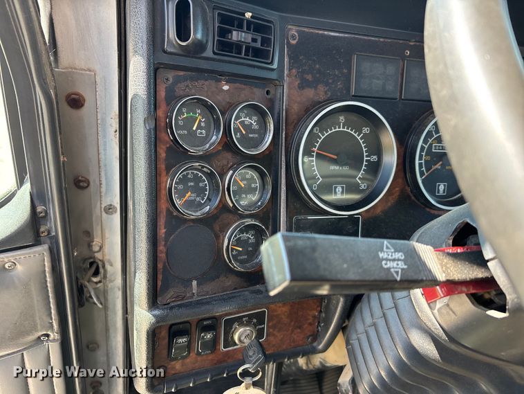 image for item DT0095 2004 Kenworth T800 semi truck