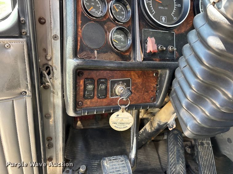 image for item DT0095 2004 Kenworth T800 semi truck