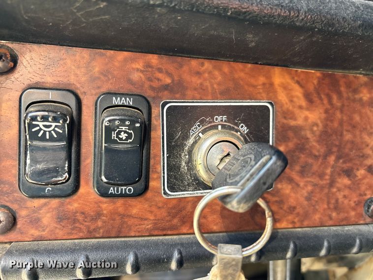 image for item DT0095 2004 Kenworth T800 semi truck