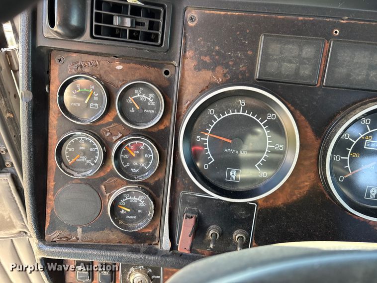 image for item DT0095 2004 Kenworth T800 semi truck