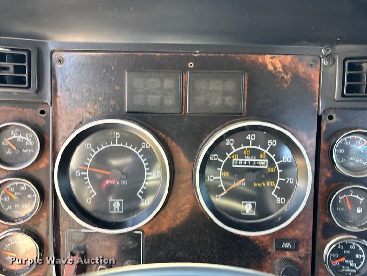 image for item DT0095 2004 Kenworth T800 semi truck