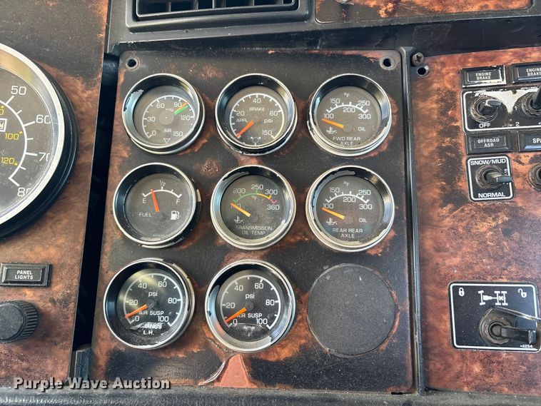 image for item DT0095 2004 Kenworth T800 semi truck