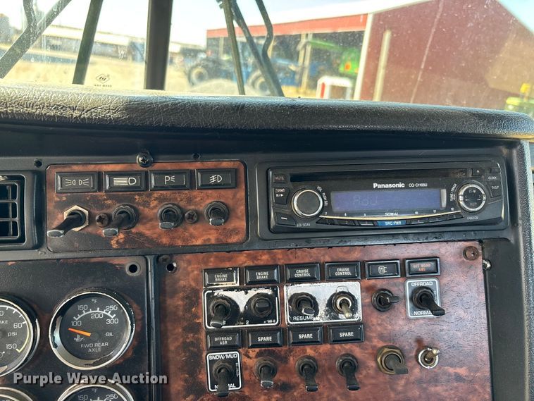 image for item DT0095 2004 Kenworth T800 semi truck