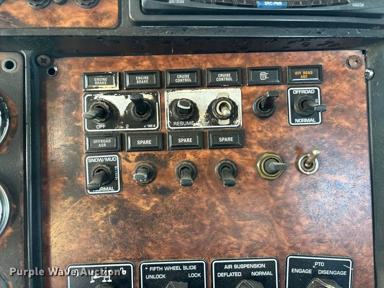 image for item DT0095 2004 Kenworth T800 semi truck