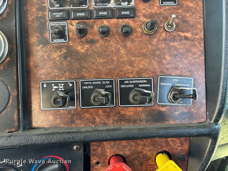 image for item DT0095 2004 Kenworth T800 semi truck