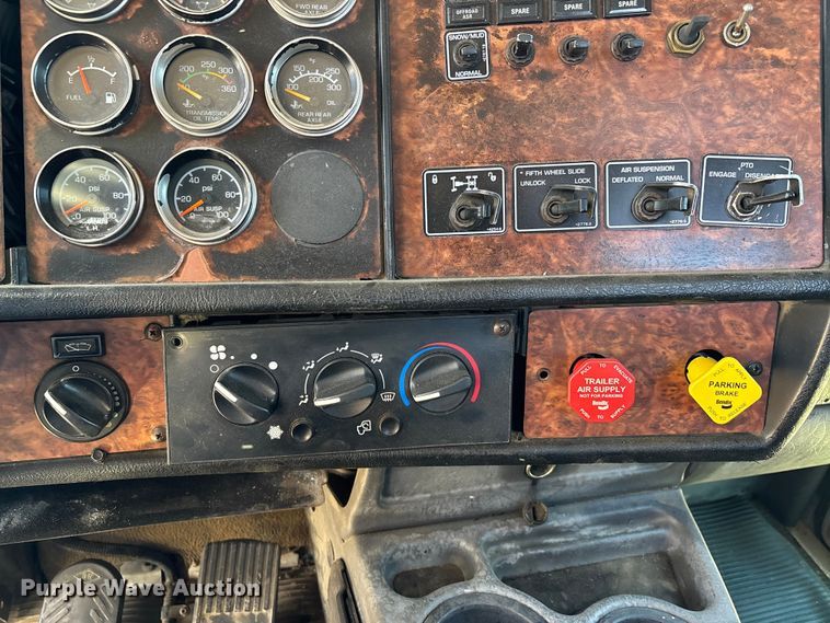 image for item DT0095 2004 Kenworth T800 semi truck