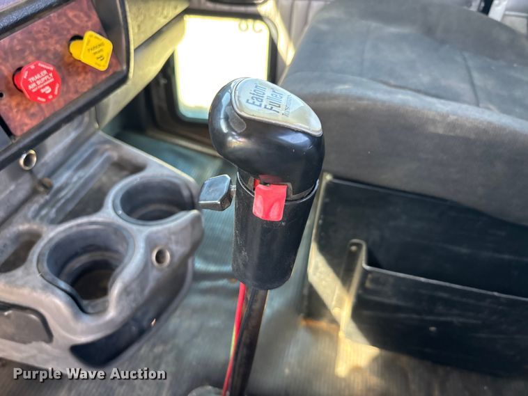 image for item DT0095 2004 Kenworth T800 semi truck