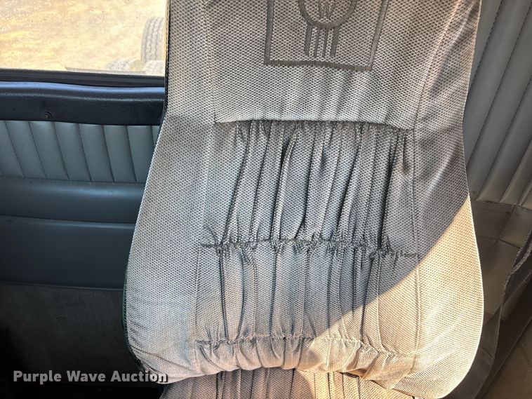 image for item DT0095 2004 Kenworth T800 semi truck