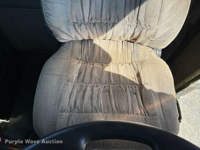 image for item DT0095 2004 Kenworth T800 semi truck