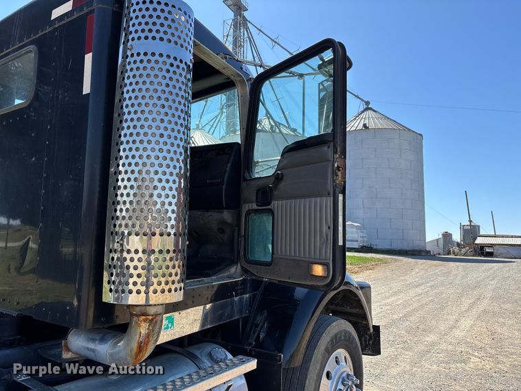 image for item DT0095 2004 Kenworth T800 semi truck