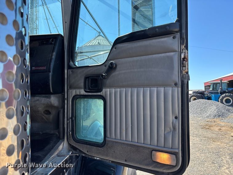 image for item DT0095 2004 Kenworth T800 semi truck