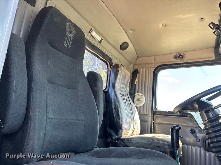 image for item DT0095 2004 Kenworth T800 semi truck