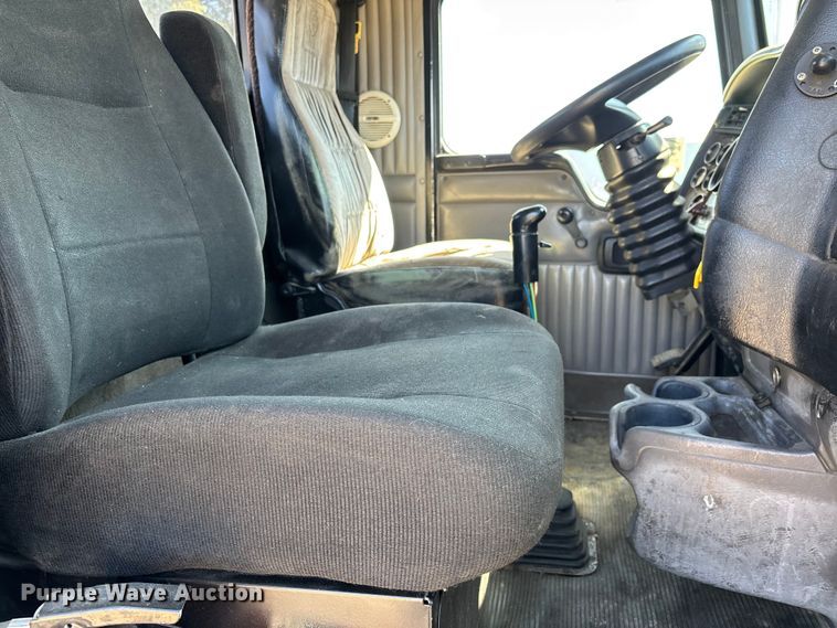 image for item DT0095 2004 Kenworth T800 semi truck