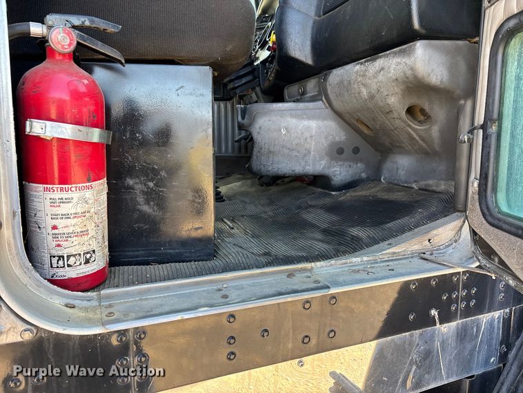 image for item DT0095 2004 Kenworth T800 semi truck