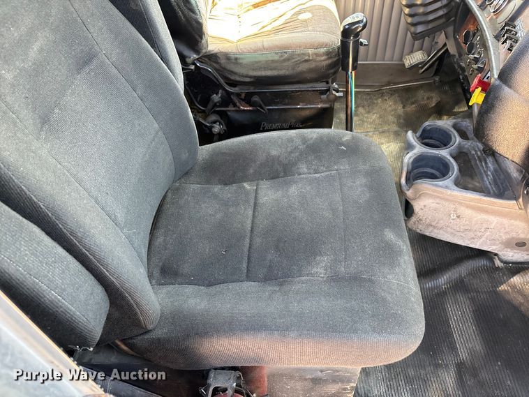 image for item DT0095 2004 Kenworth T800 semi truck