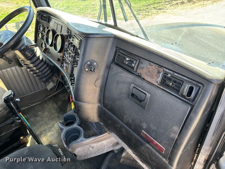 image for item DT0095 2004 Kenworth T800 semi truck