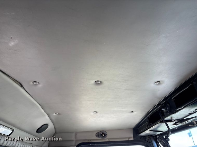 image for item DT0095 2004 Kenworth T800 semi truck