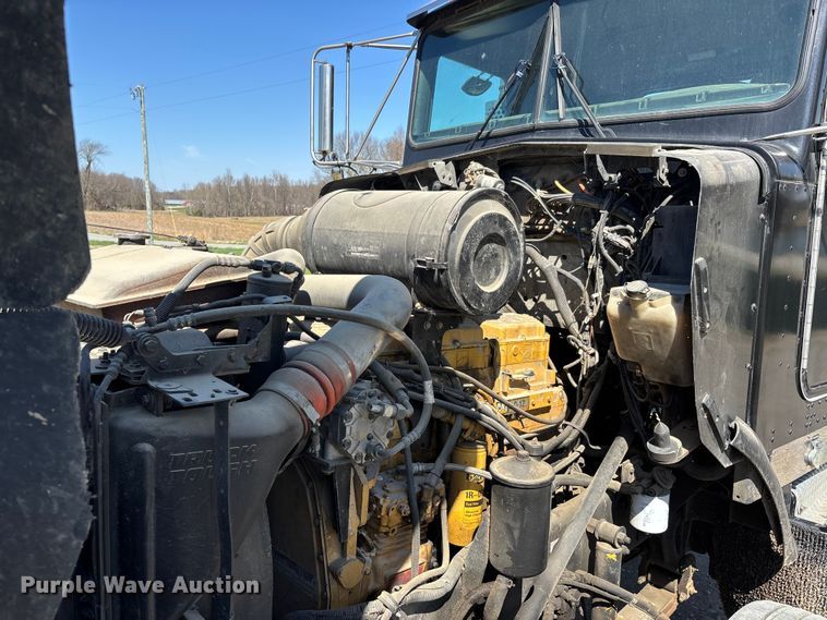 image for item DT0095 2004 Kenworth T800 semi truck