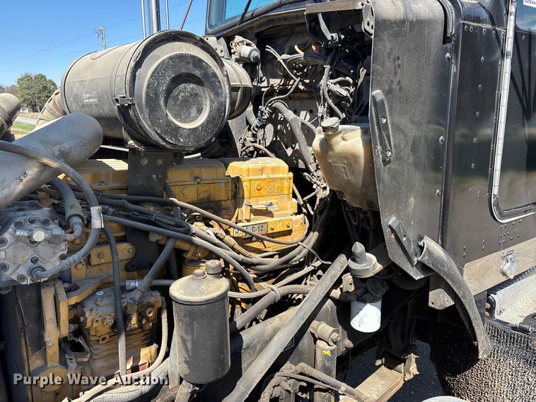 image for item DT0095 2004 Kenworth T800 semi truck