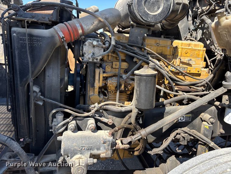 image for item DT0095 2004 Kenworth T800 semi truck